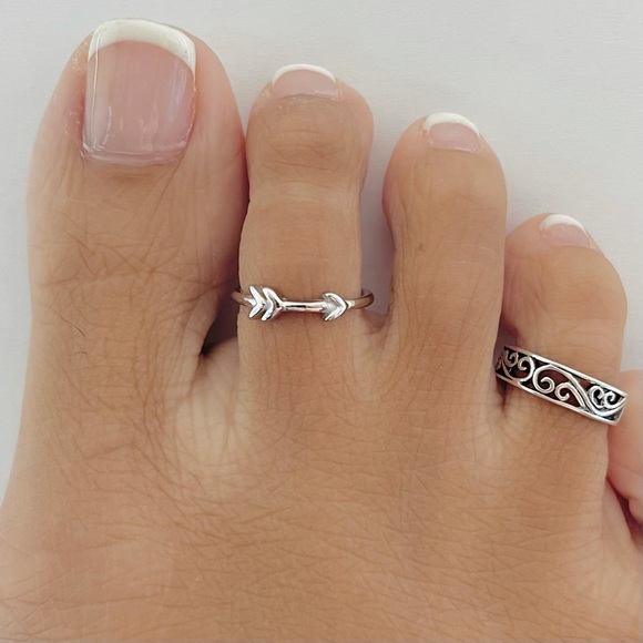 Sterling silver arrow toe ring, arrow ring, silver arrow toe ring, midi ring - Picture 1 of 8